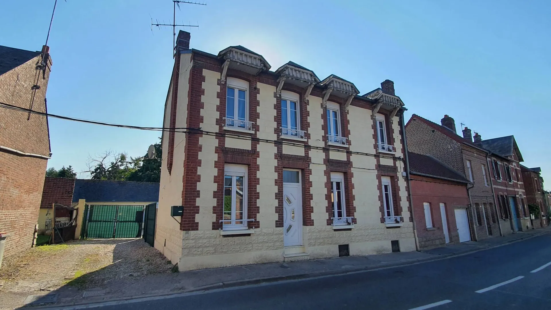 A vendre maison de village, 3 chambres, proche de Gamaches 80220 et à 15 minutes de la mer et des 3 villes soeurs. ( Eu 76260 - Le Tréport 76470 - Mers les Bains 80350 )