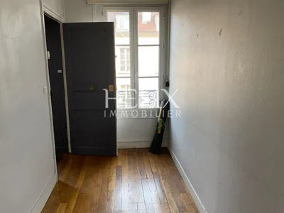 Place du marché neuf de saint germain en laye un appartement dans un bel immeuble ancien 