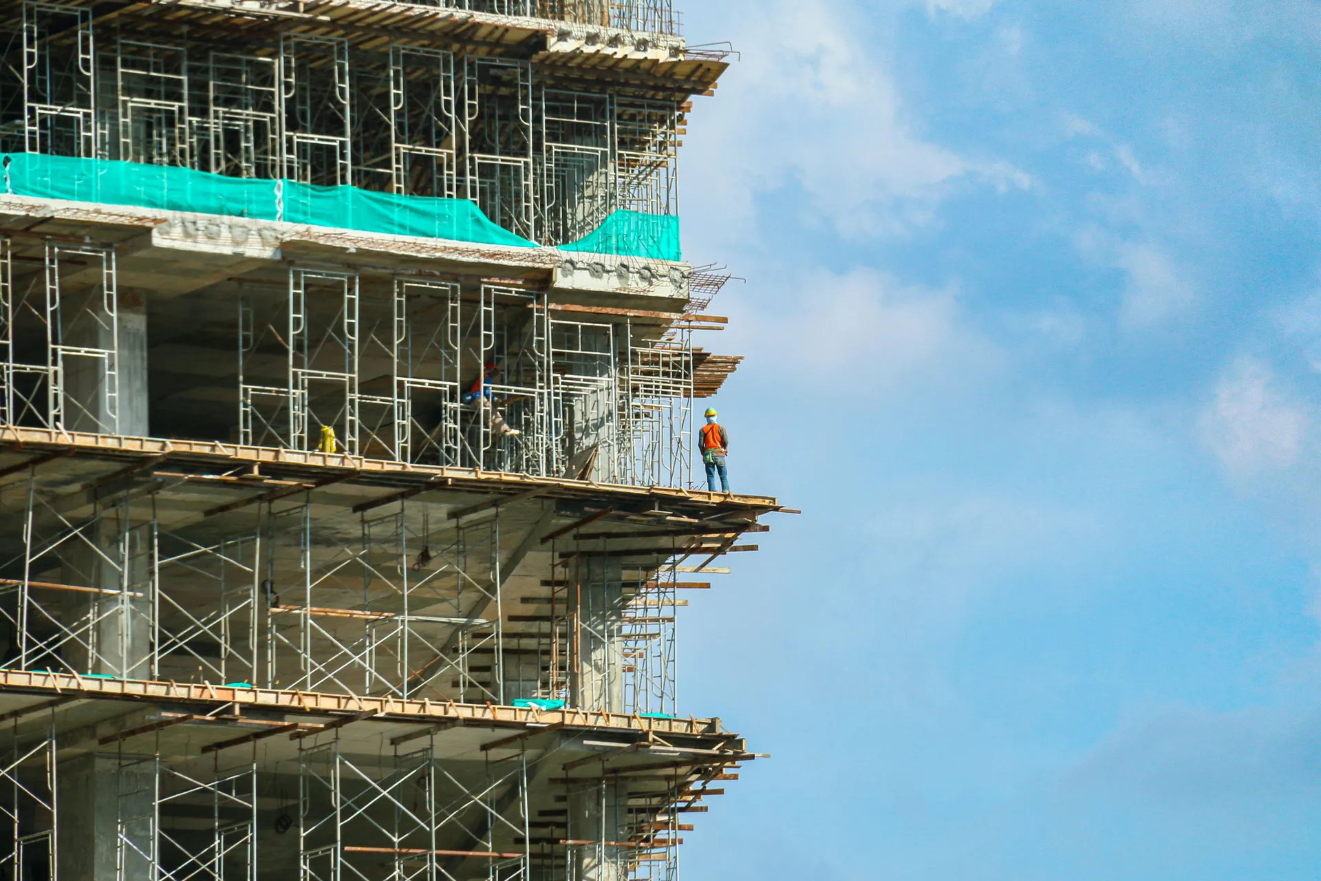 Assurance constructeur non réalisateur (CNR) : couvrir la responsabilité décennale de celui qui fait construire pour vendre en France