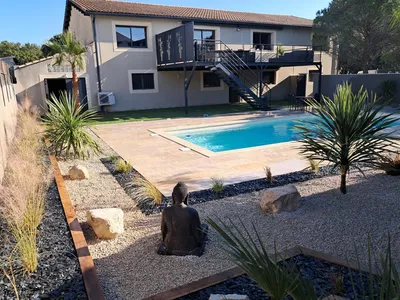 Création d'un jardin zen autour d'une piscine à Châteauneuf-de-Gadagne