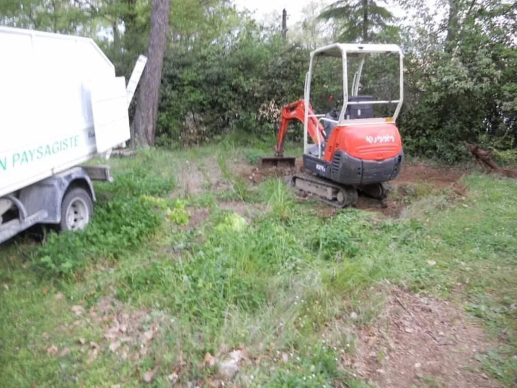 Décapage pour création d'un potager par le paysagiste de Fuveau.
