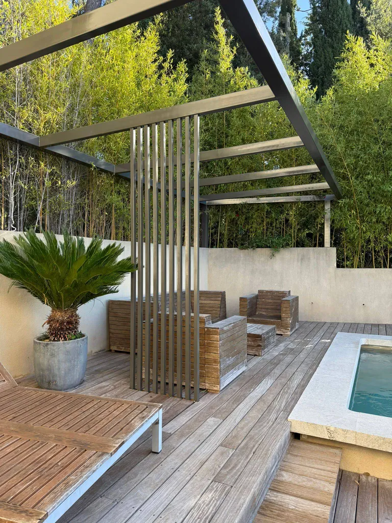 Structure en acier design avec claustra vertical, réalisée par L’Atelier du Ferronnier à Éguilles – harmonie entre métal et nature.