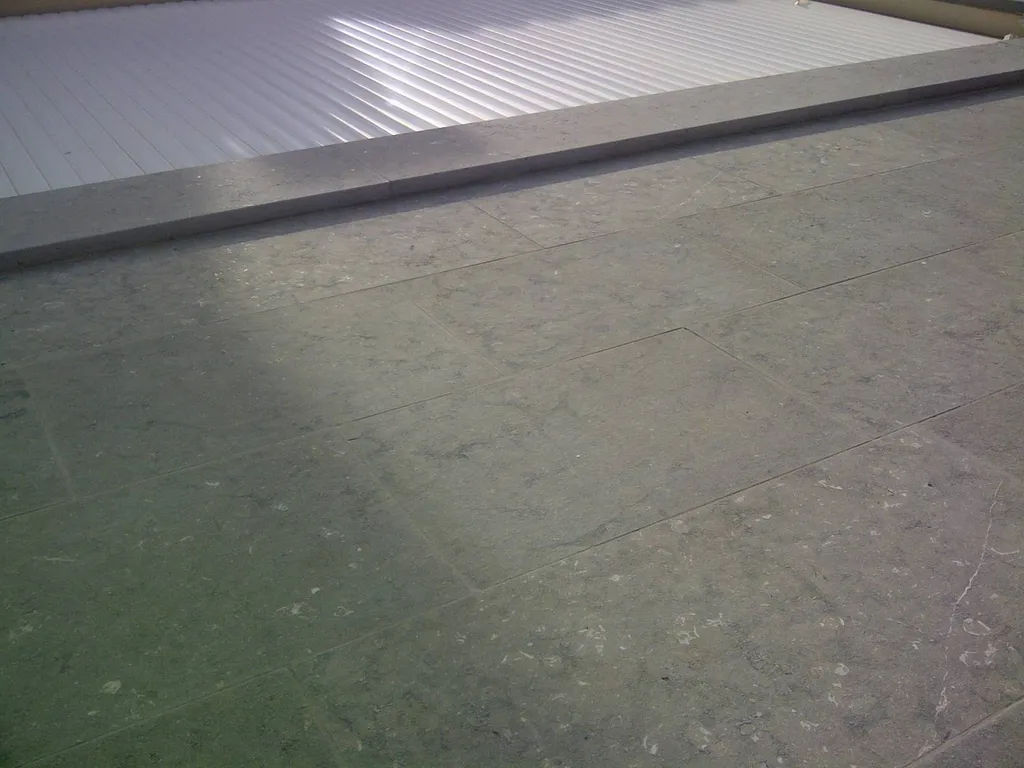 DALLAGES EXTERIEURS EN PIERRE NATURELLE CASTELLA GRISE 