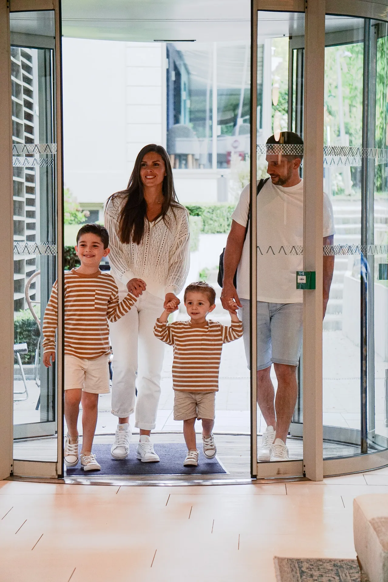 famille qui entre dans l'hôtel