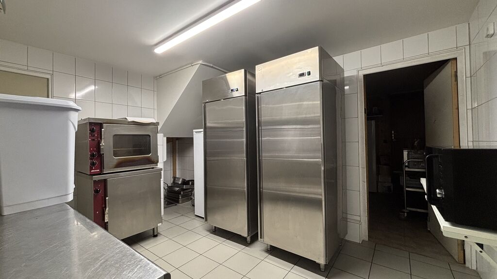 Immeuble de 179m² vendu loué, avec commerce et appartement, FRIVILLE ESCARBOTIN (80).