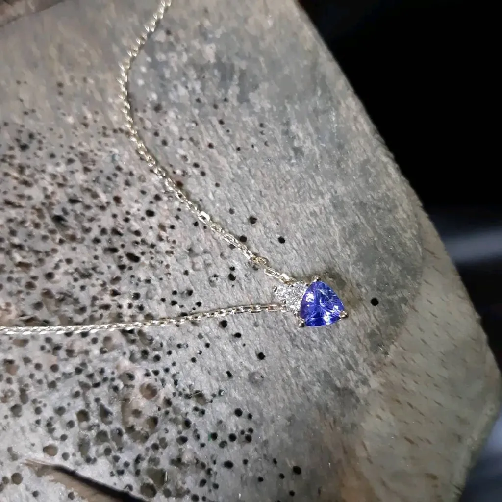 Collier-pendentif avec une Tanzanite 