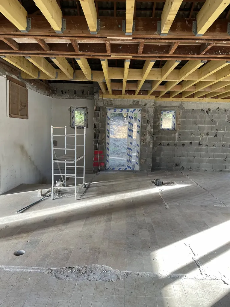 Reprise complète du plancher bois avant surélévation pour renforcer la structure