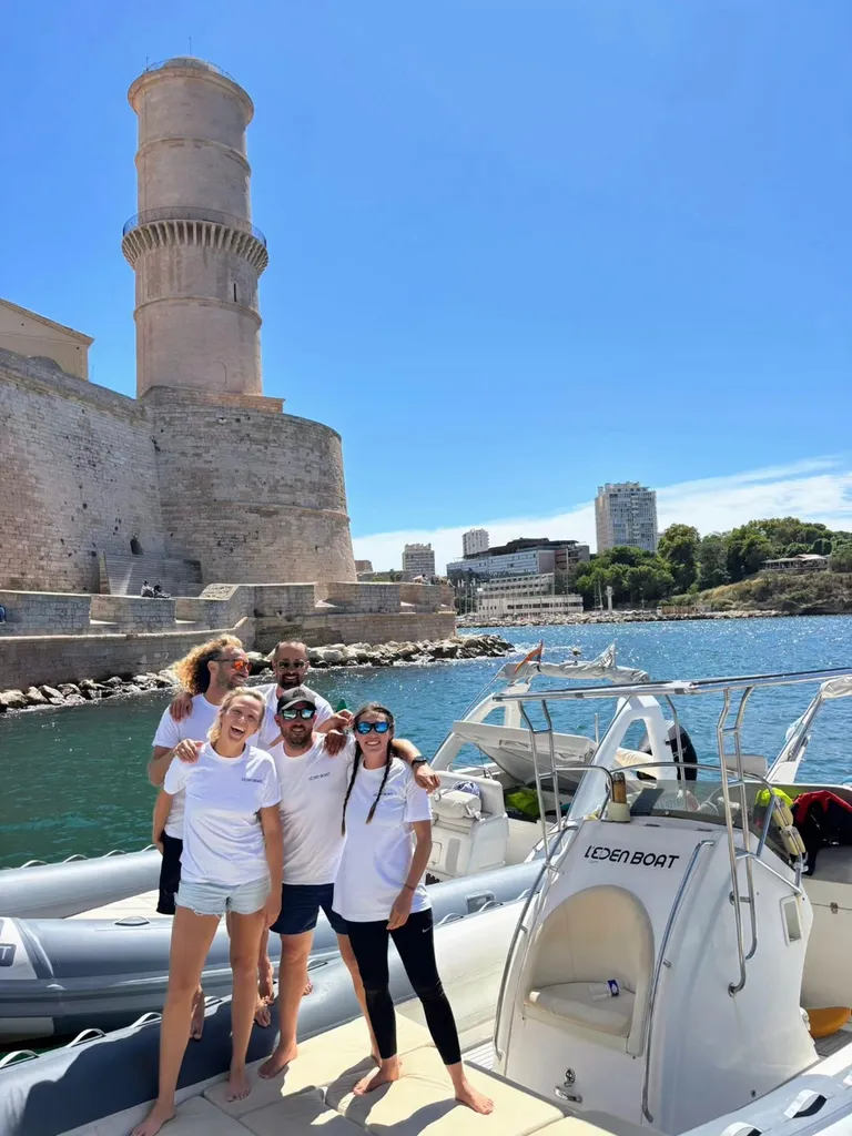Détail du poste de pilotage d'un semi-rigide de L'Eden Boat, skipper professionnel titulaire du capitaine 200 aux commandes, mer des Calanques en arrière-plan
