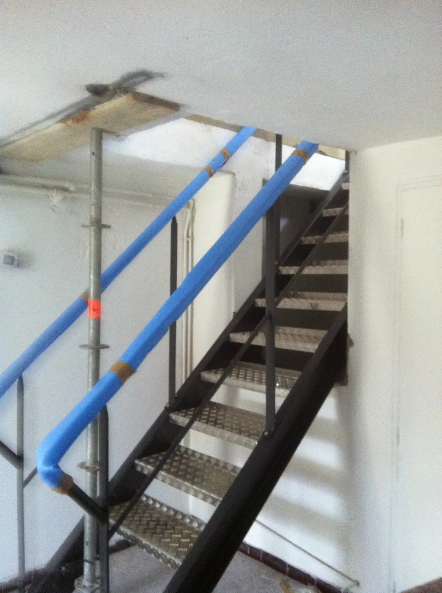 FABRICATION ESCALIER METALLIQUE DROIT SUR MESURE  ISTRES 13