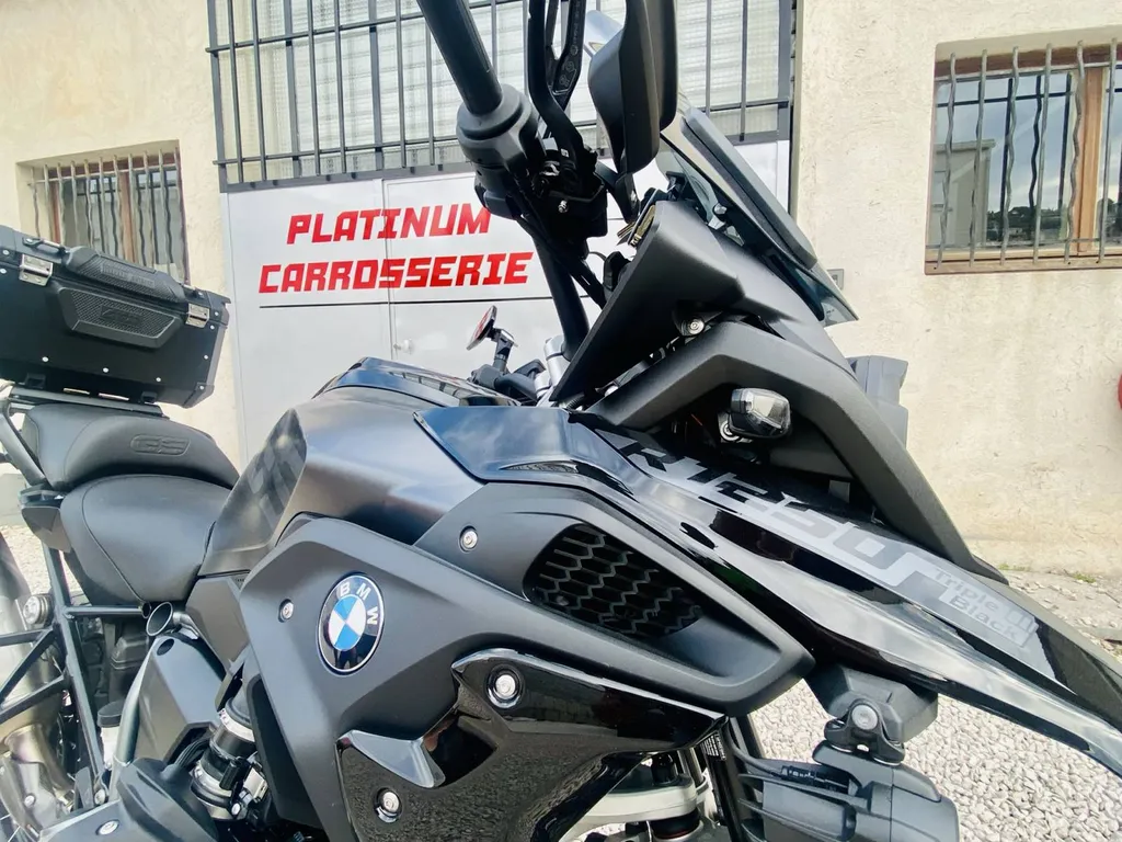 Peinture pièces alu sur moto BMW GS 1250 à Carnoux en provence  près de Cassis