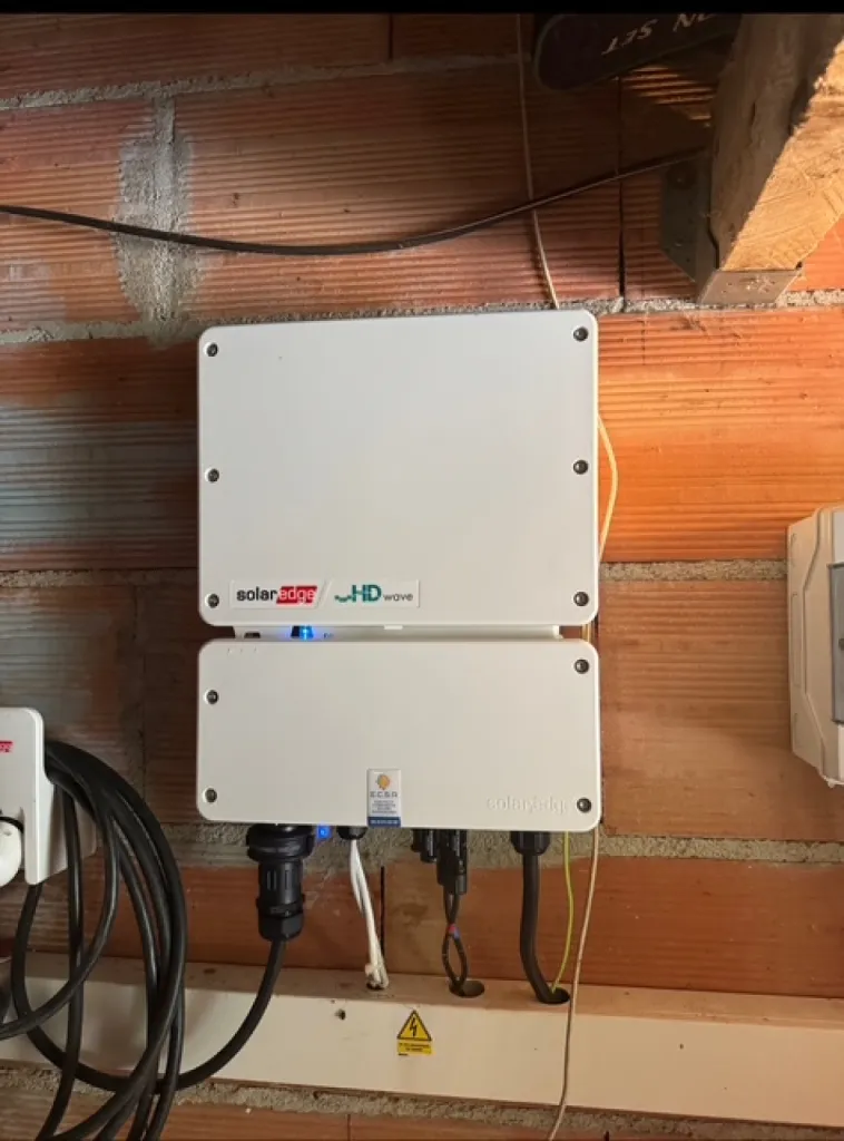 Remplacement d’un onduleur photovoltaïque au Pizou (24700) avec reprogrammation de la recharge pour véhicule électrique avec ECSR Solaire