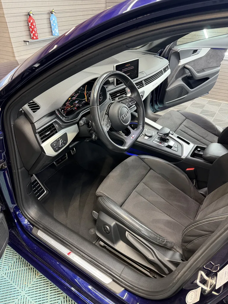 AUDI A 4 AVANT 3.0 TDI QUATTRO / CARPLAY/ SIEGE CHAUFFANT AV/AR / TOIT OUVRANT / B/O / ATTELAGE ELECTRIQUE / STRONIC