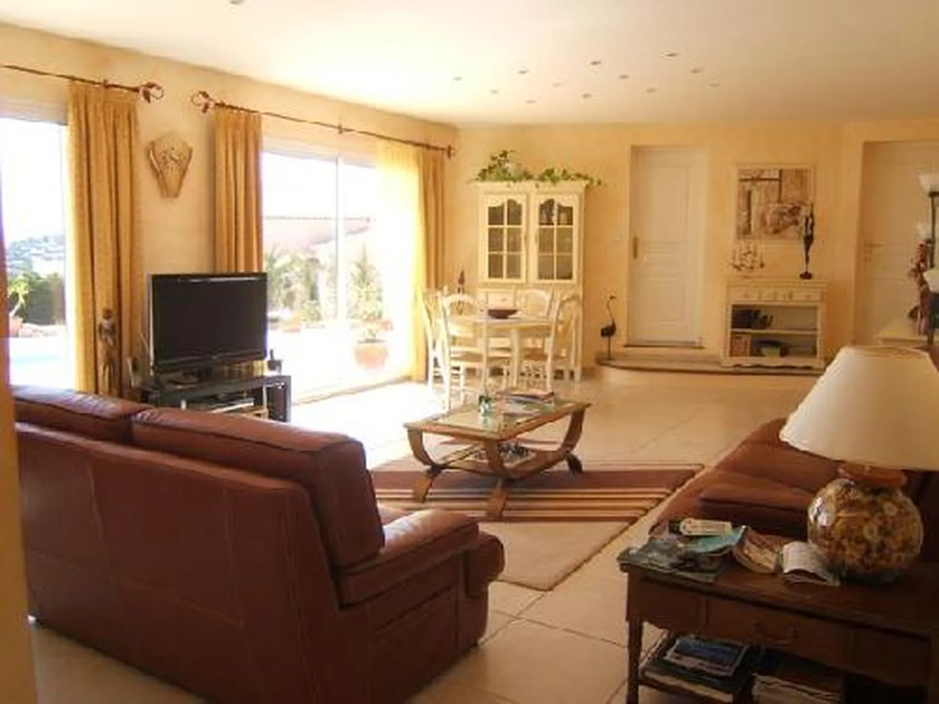 A vendre Carnoux en Provence maison moderne au calme avec piscine et vue mer de plain avec terrain paysager