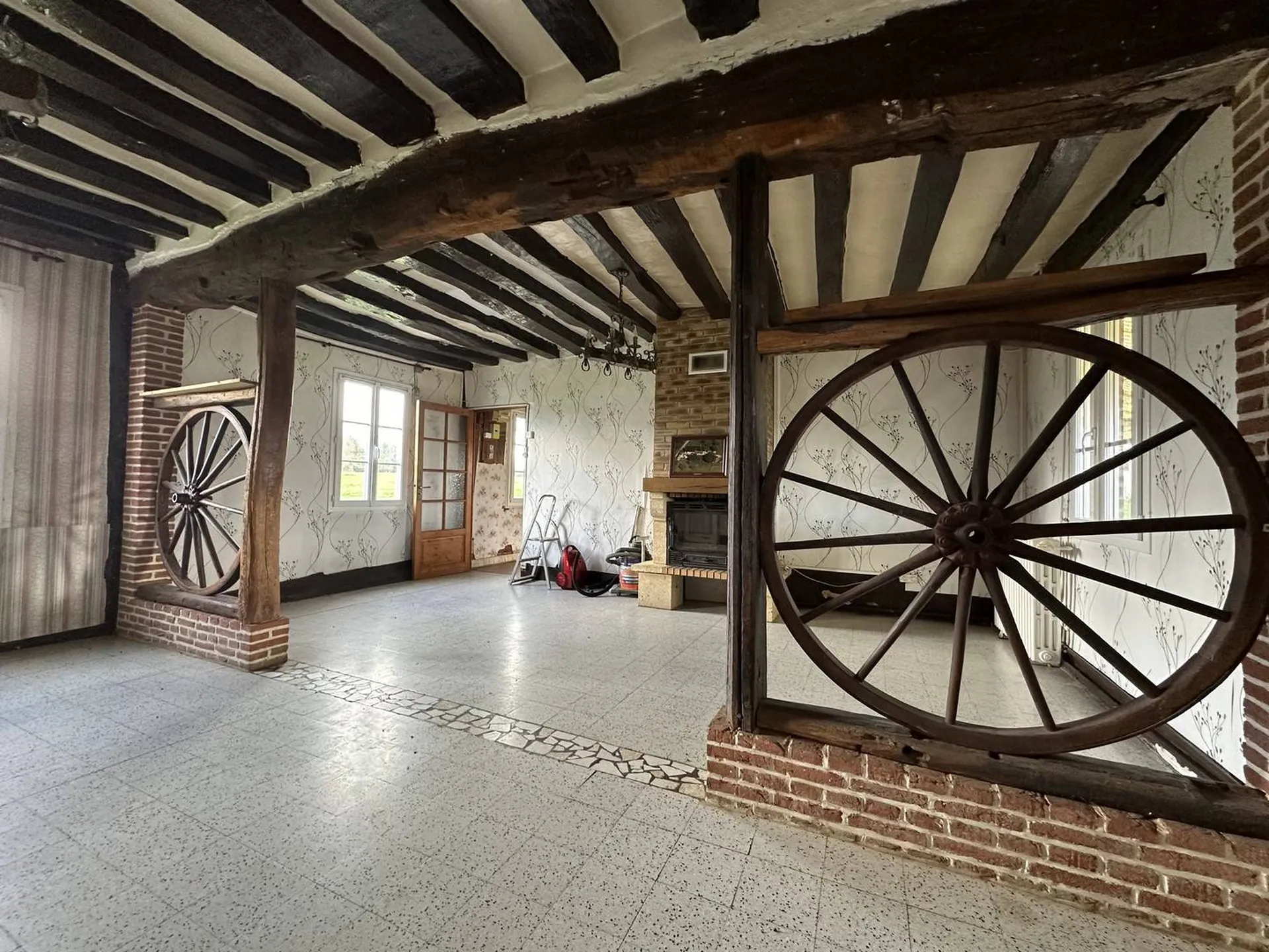 Longère d'un ancien corps de ferme du 19ème siècle, de 167,21 m² sur son terrain de 3 382 m² clos et arboré, à proximité de la commune de Saint-Saëns, 76.