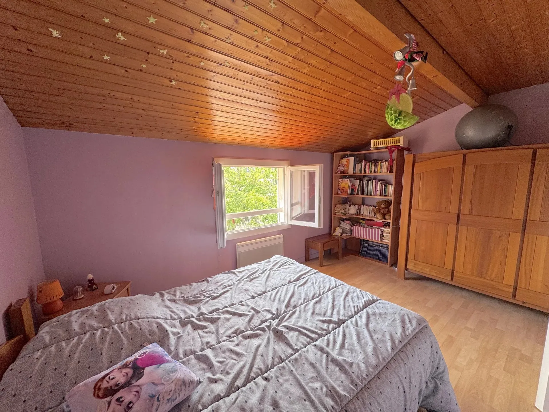 Une maison familiale avec climatisation, édifiée sur une grande parcelle piscinable, proche des écoles