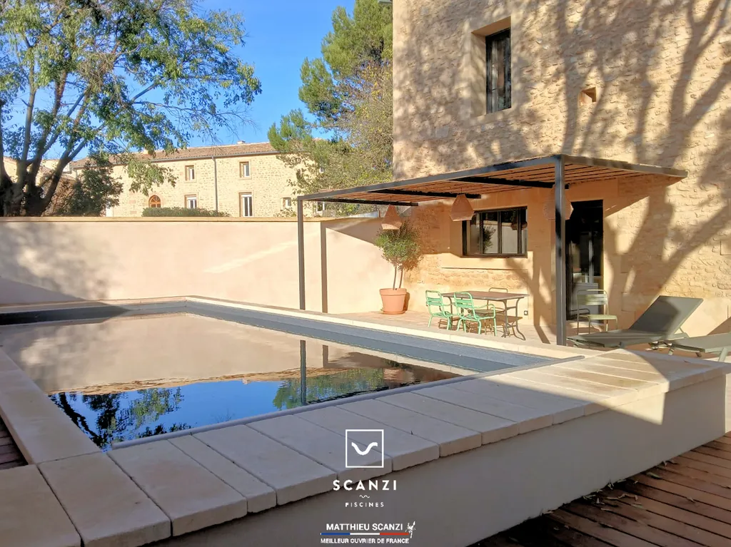 Construction de piscine semi-enterrée pour terrain en pente dans le Gard