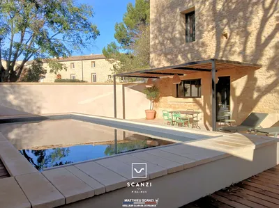 Construction de piscine semi-enterrée pour terrain en pente dans le Gard