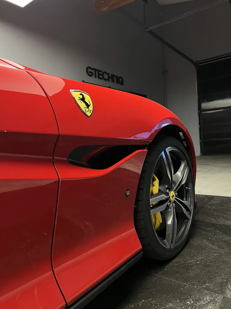Quand une Ferrari en cache une autre chez DSP Service à Le Mans