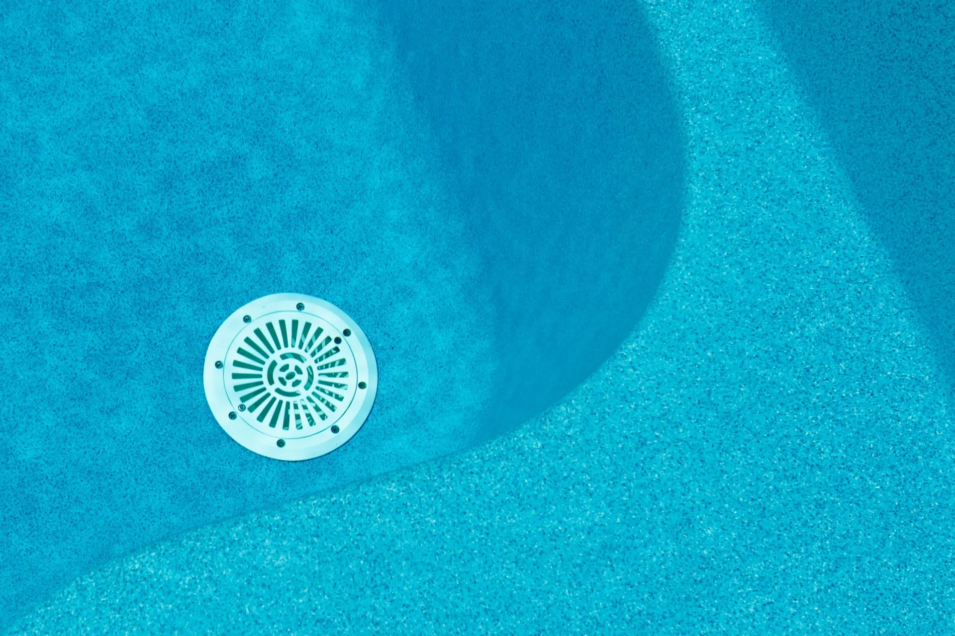 Différence entre verre filtrant et sable piscine sur la Côte Bleue conseils Aquadis Piscine pour une filtration efficace durable