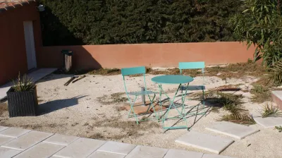 Prise de vue pour future terrasse avant aménagement d'un jardin à Castillon du Gard (30)