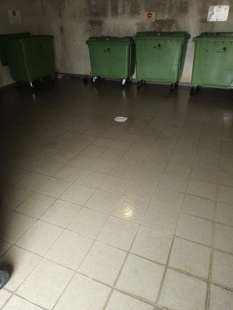 Local poubelles inondé Pertuis APRES