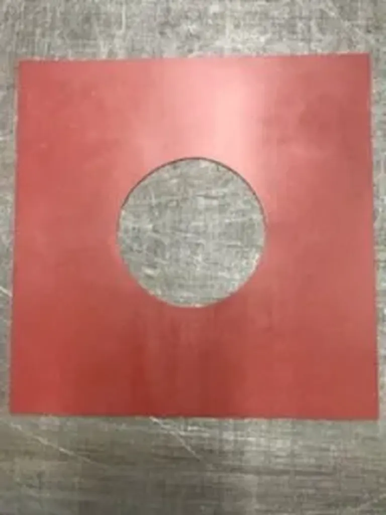 Découpe sur mesure de joint plat carré en silicone rouge avec orifice circulaire central pour l'industrie à Lyon
