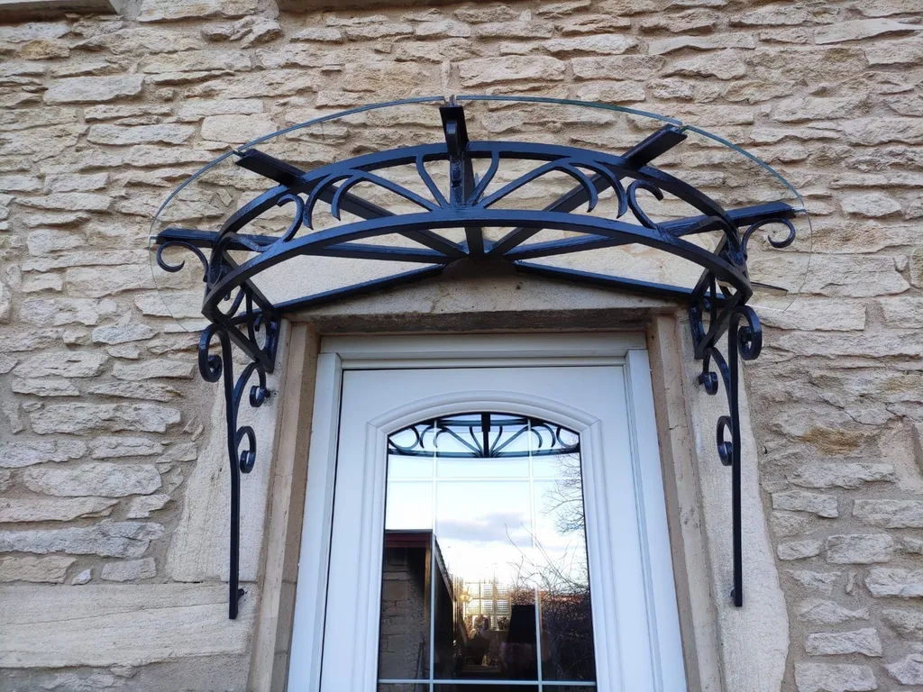 pose d’une marquise en verre feuilleté à Savigneux 