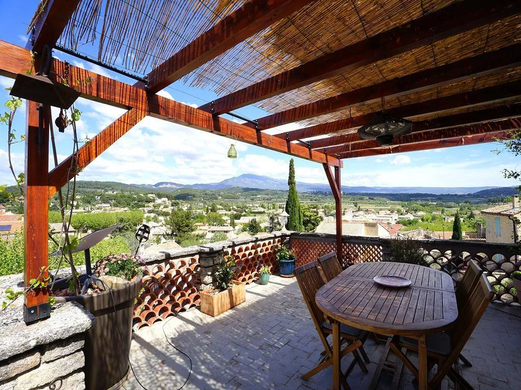 Majestueuse maison de village avec terrasse panoramique XXL   