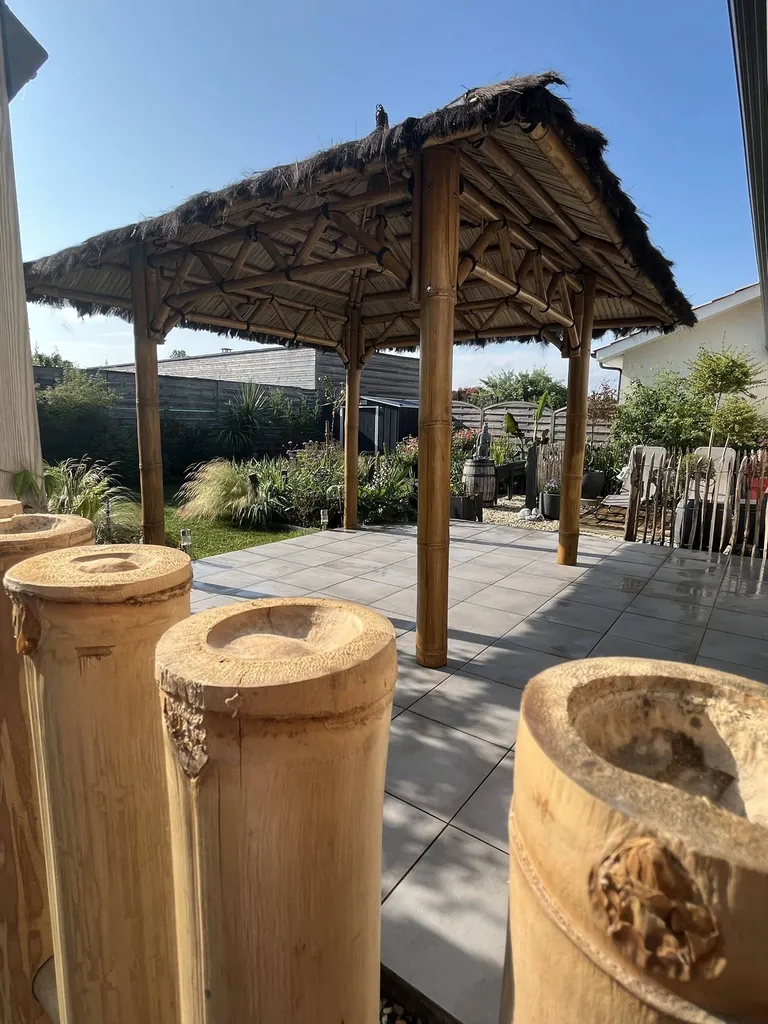 Création par Evolution Paysage d'un havre de paix durable avec des paillotes et des gazébos en bambou près de Contis