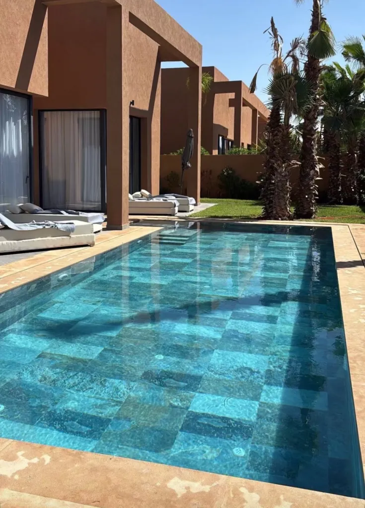 Achetez carrelage piscine antidérapant et moderne en grès cérame discount pour plages et bassins à Nice