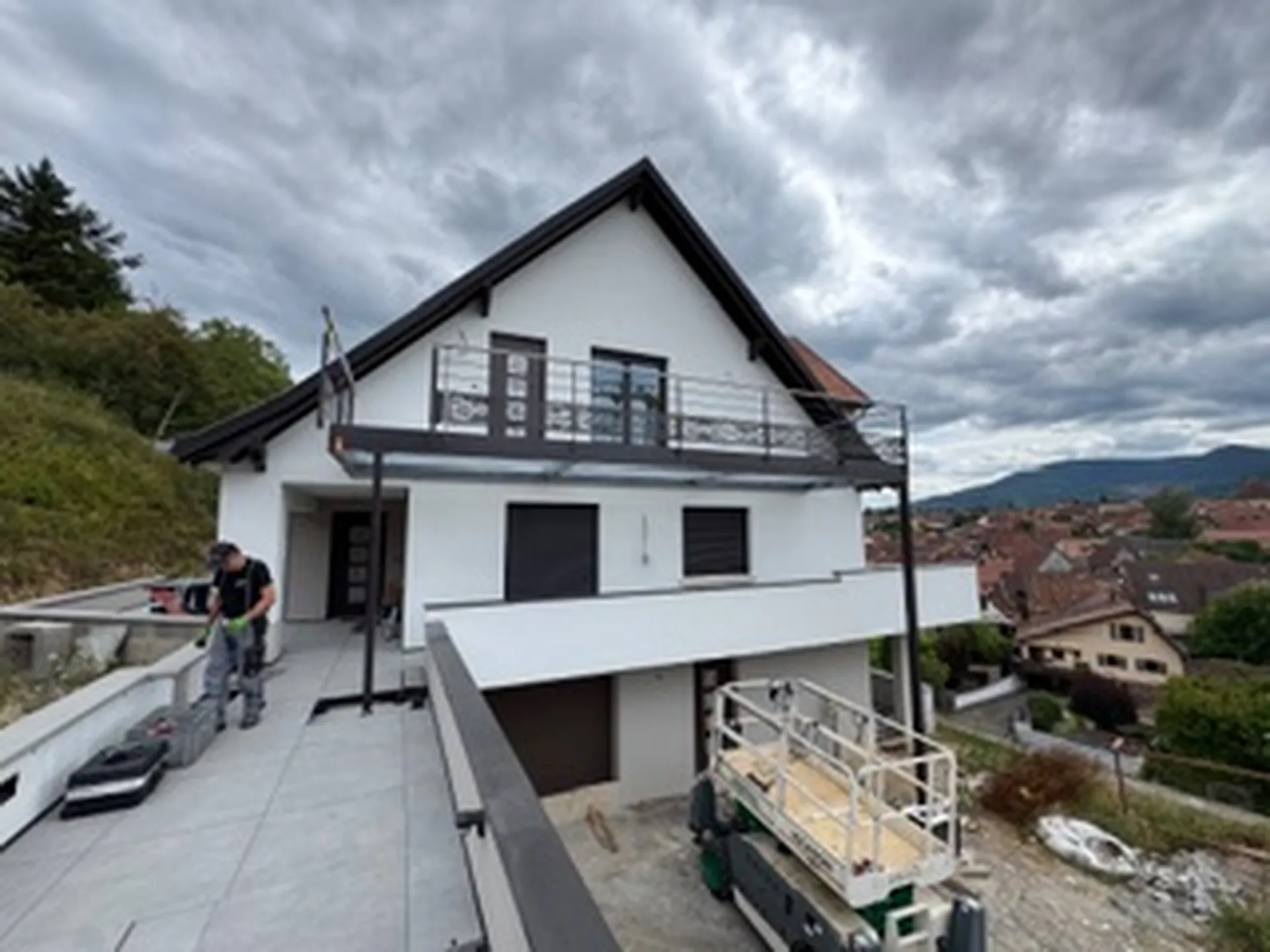 Structure de terrasse en acier galvanisé avec garde-corps et reprise d’escalier à Boersch sur maison individuelle Alsace