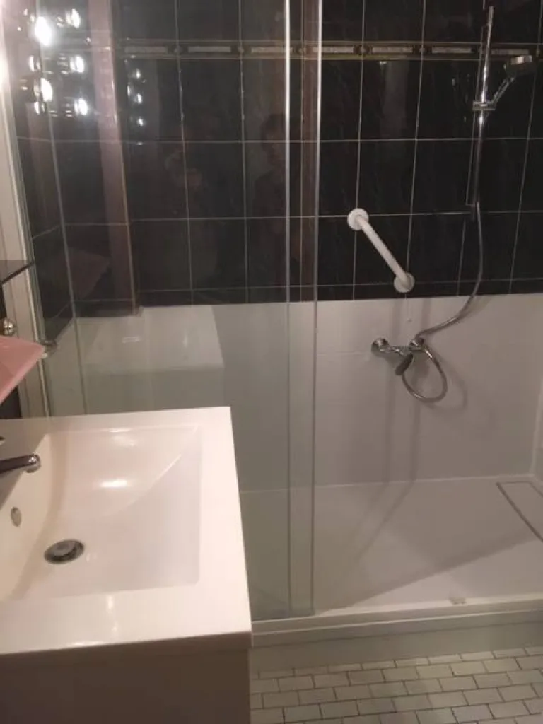Remplacement de baignoire par douche sécurisée pour sénior à Miramas, Bouches du Rhône (13)
