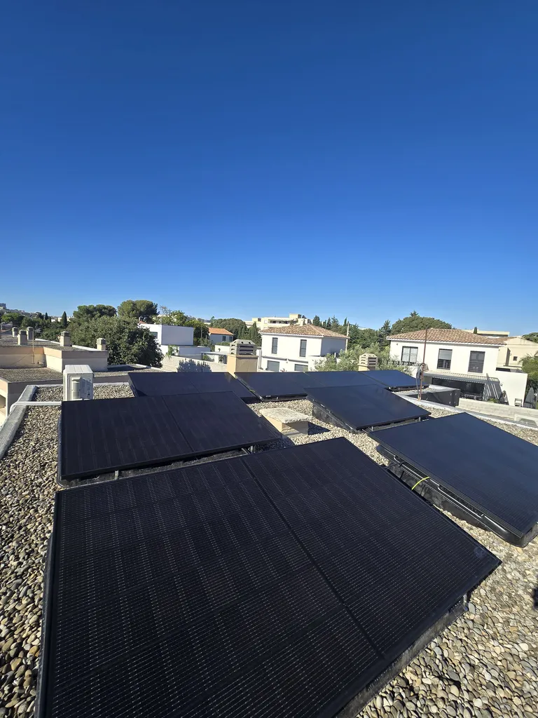 Installation de 4 kWc de panneaux DualSun avec une batterie Enphase pour réduire ses factures à Marseille