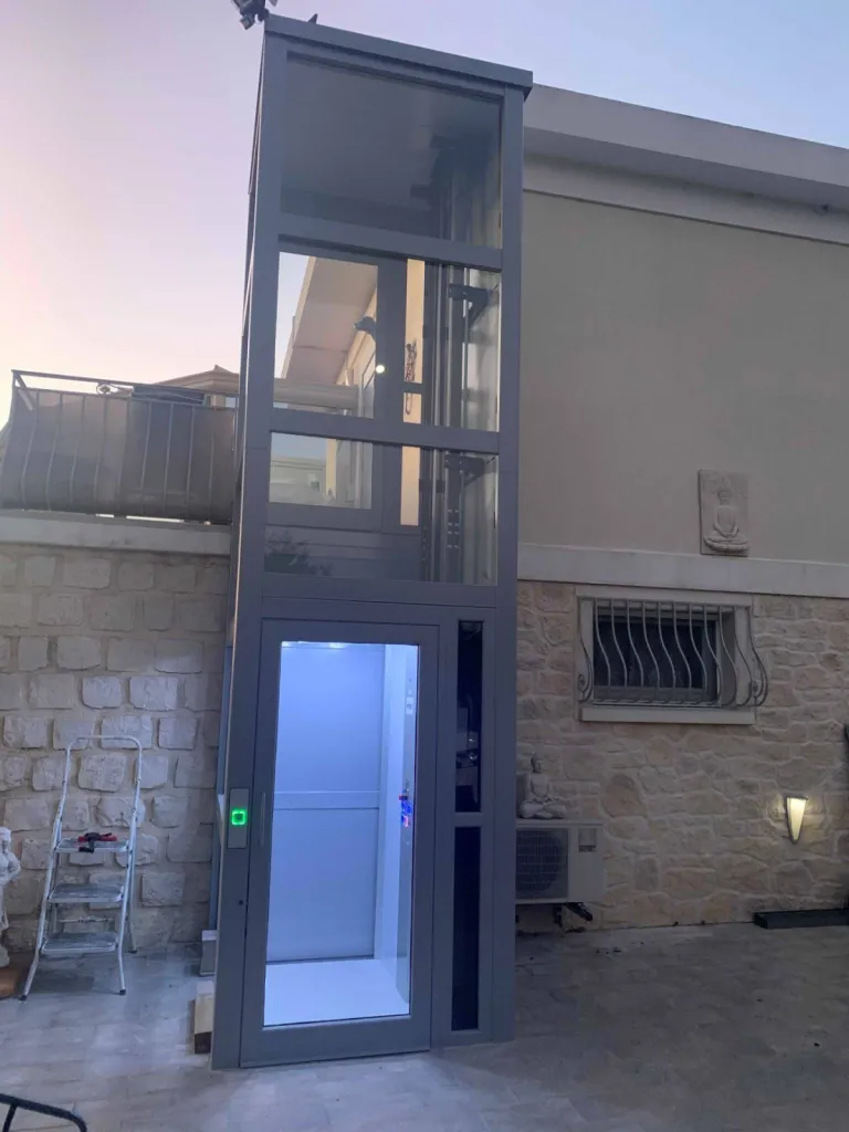 Au lever du jour ou à la nuit tombante, toujours aussi design cet ascenseur de maison extérieur VIMEC autoporteur près de Marseille