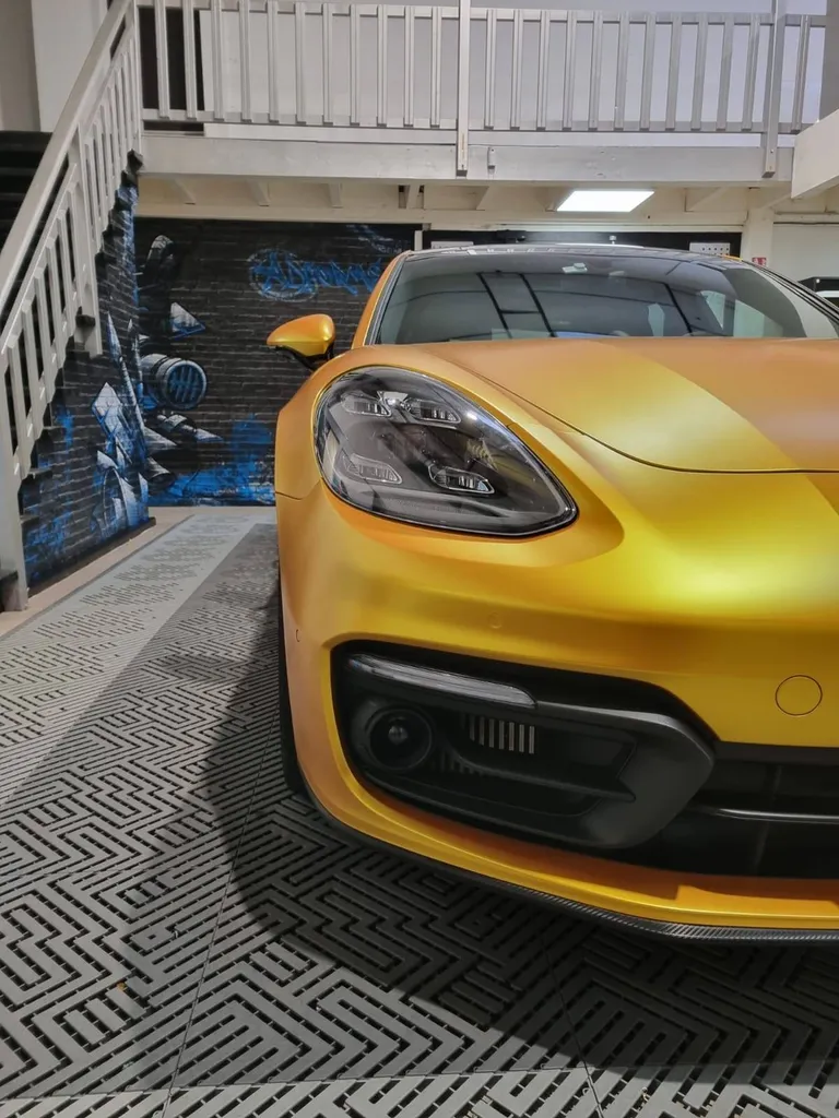 Total covering sur une Porsche Panamera E-Hybrid dans la région de Lyon
