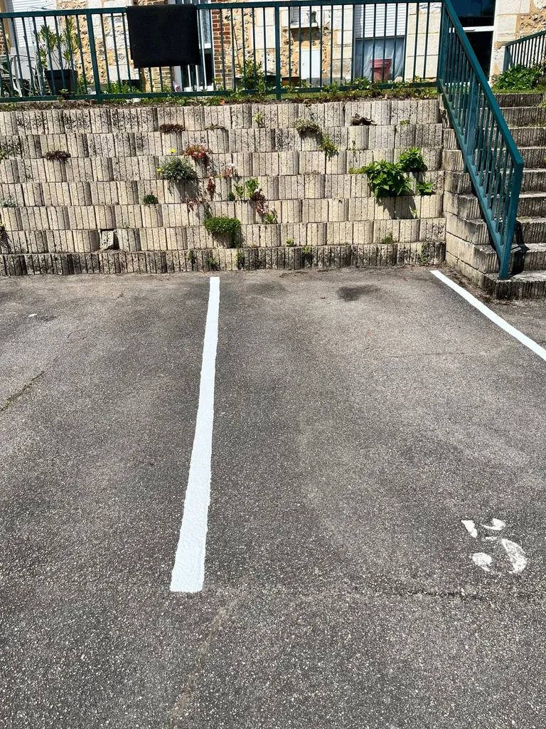 Peinture portail et marquage de sécurité  routière, délimitations places de parking près d'Elbeuf 
