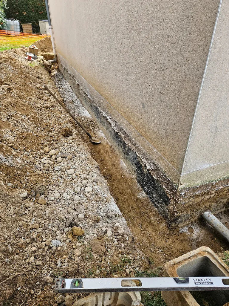 Terrassement au tour de une maison, pose d'une étanchéité avec delta MS et solin pour éviter les problèmes de remonter capillaire sur la commune de Mions près de Lyon 