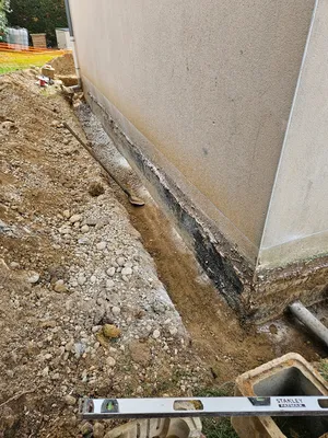Terrassement au tour de une maison, pose d'une étanchéité avec delta MS et solin pour éviter les problèmes de remonter capillaire sur la commune de Mions près de Lyon 