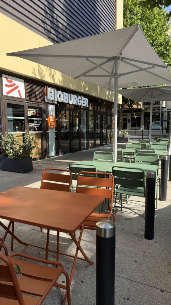 Pose de parasols pour restaurant en région PACA