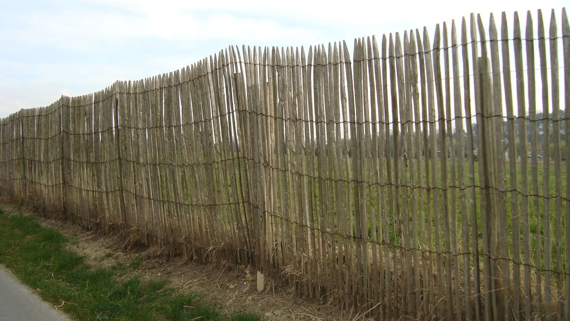 Vous recherchez une solution d'aménagement extérieur qui allie l'authenticité du bois à une fonctionnalité éprouvée, particulièrement adaptée aux bords de mer ? Clôtures Bataille, votre entreprise spécialisée dans l'installation de clôtures, vous propose 