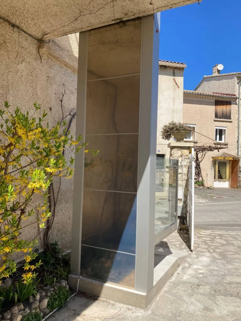 L'arrière de la plateforme verticale Barduva RB 150 est fermé pour éviter tout accès aux mécanismes et préserver la sécurité des utilisateurs à St Cannat