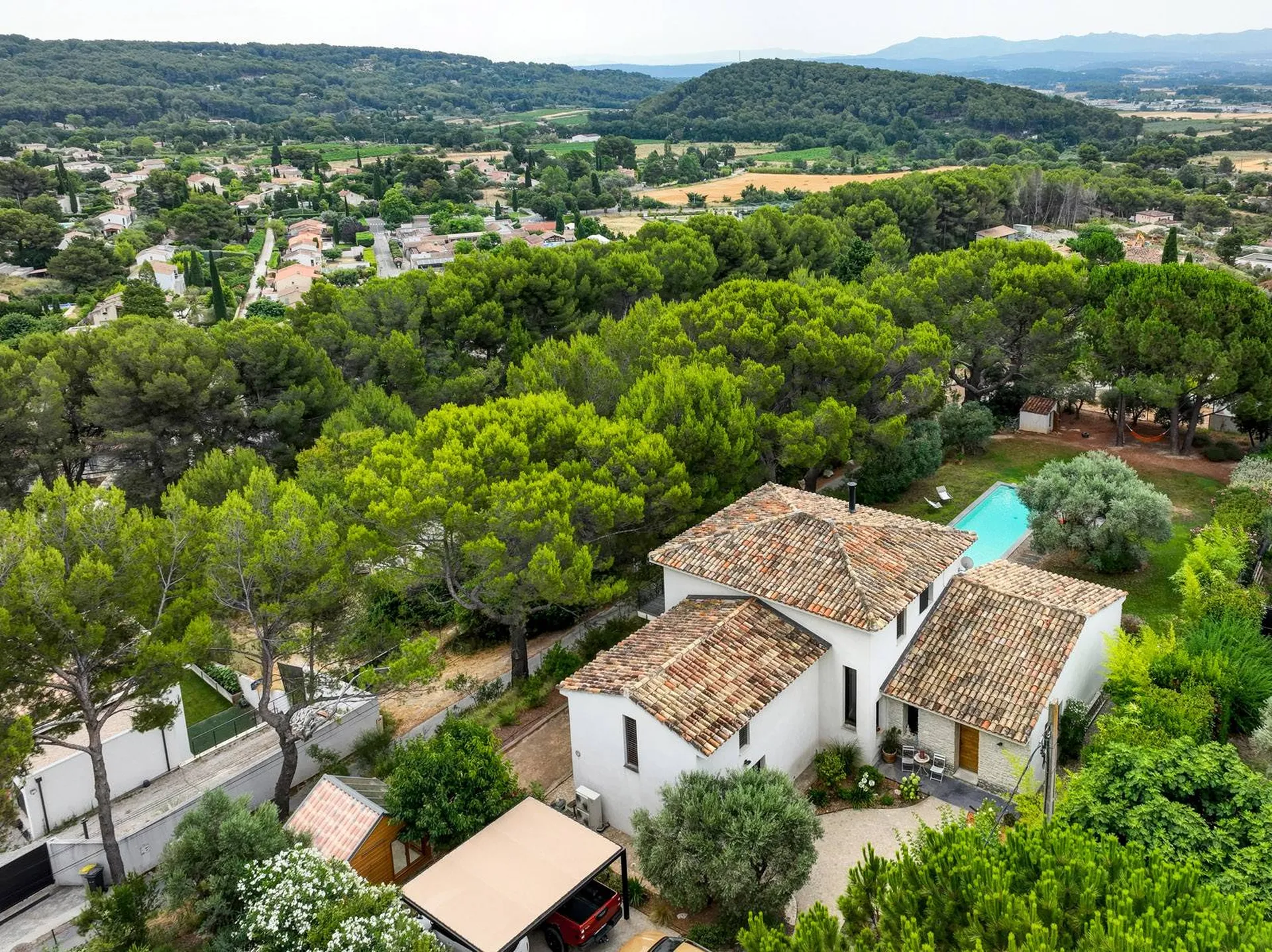 Construction d'une maison sur mesure, arborant fièrement un style contemporain, au cœur de la ravissante commune d'Eguilles, dans les Bouches-du-Rhône