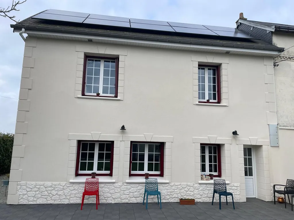 Ravalement projeté à la chaux aérienne avec modénatures aux ouvertures et dans les angles, soubassement en aspect pour une maison avec du cachet