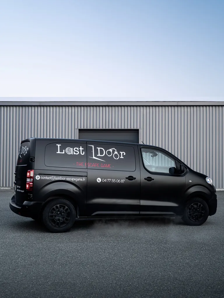 Covering complet noir satin + création et pose de publicité sur ce Peugeot Expert
