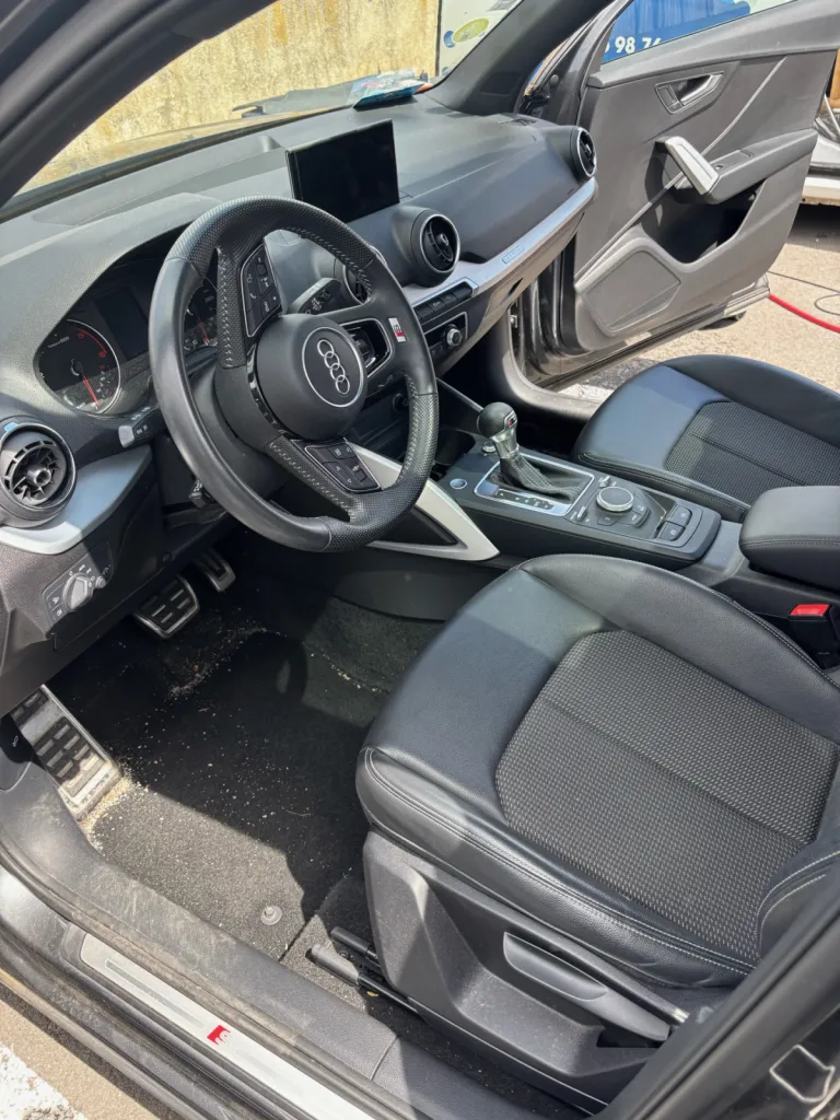 Entretien intérieur professionnel d’une Audi Q2 : aspiration détaillée, soin du cuir et finition esthétique de précision.