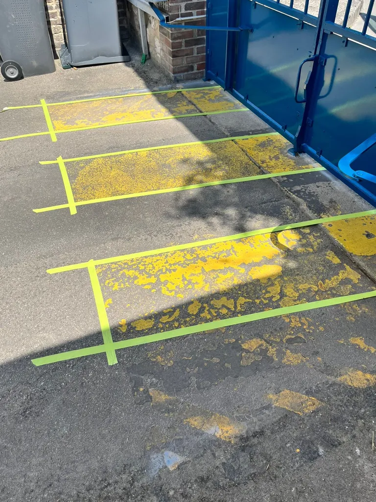 Peinture portail et marquage de sécurité  routière, délimitations places de parking près d'Elbeuf 
