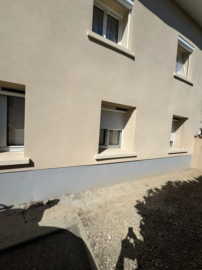 Installation de volets roulants sur les fenêtres d'une maison à Genas