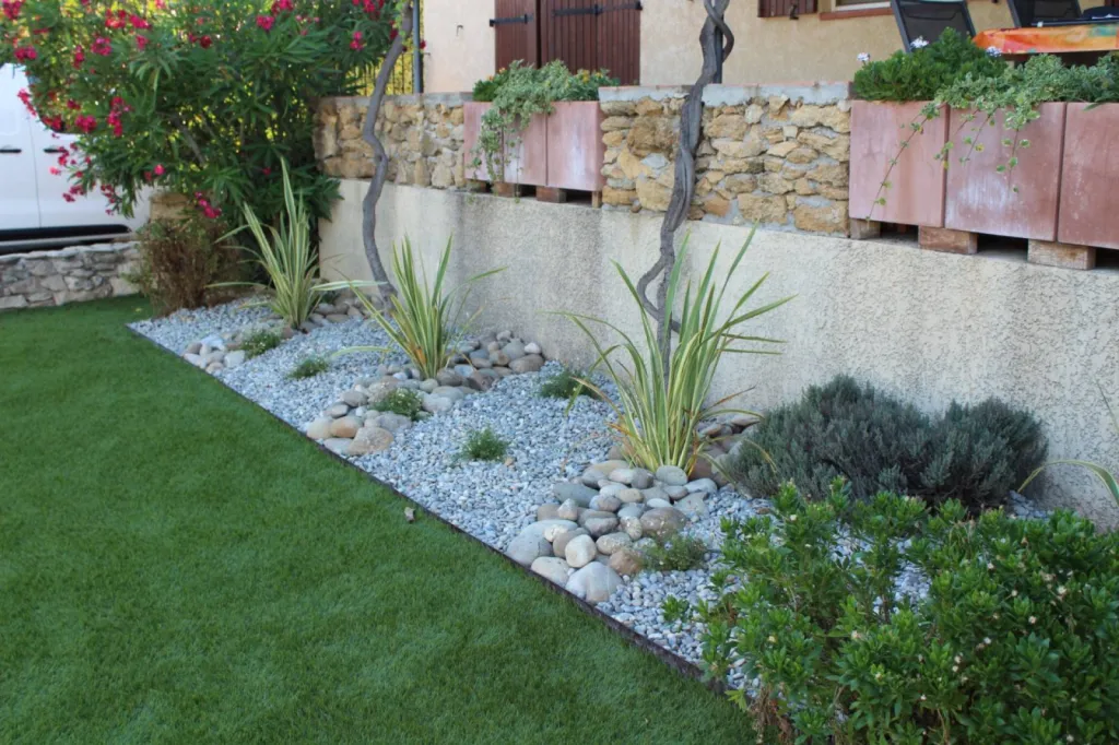 Pose d'un paillage minéral en galets proche de Salon de Provence