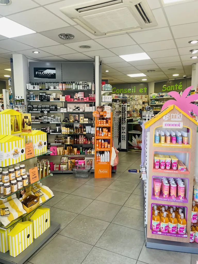 GUMMIES LASHILE GOOD SUN ET COFFRET SOLEIL NOIR & LASHILA POUR SUBLIMER ET PROLONGER VOTRE BRONZAGE DISPONIBLES A LA PHARMACE DU PETIT BOSQUET MARSEILLE 13012