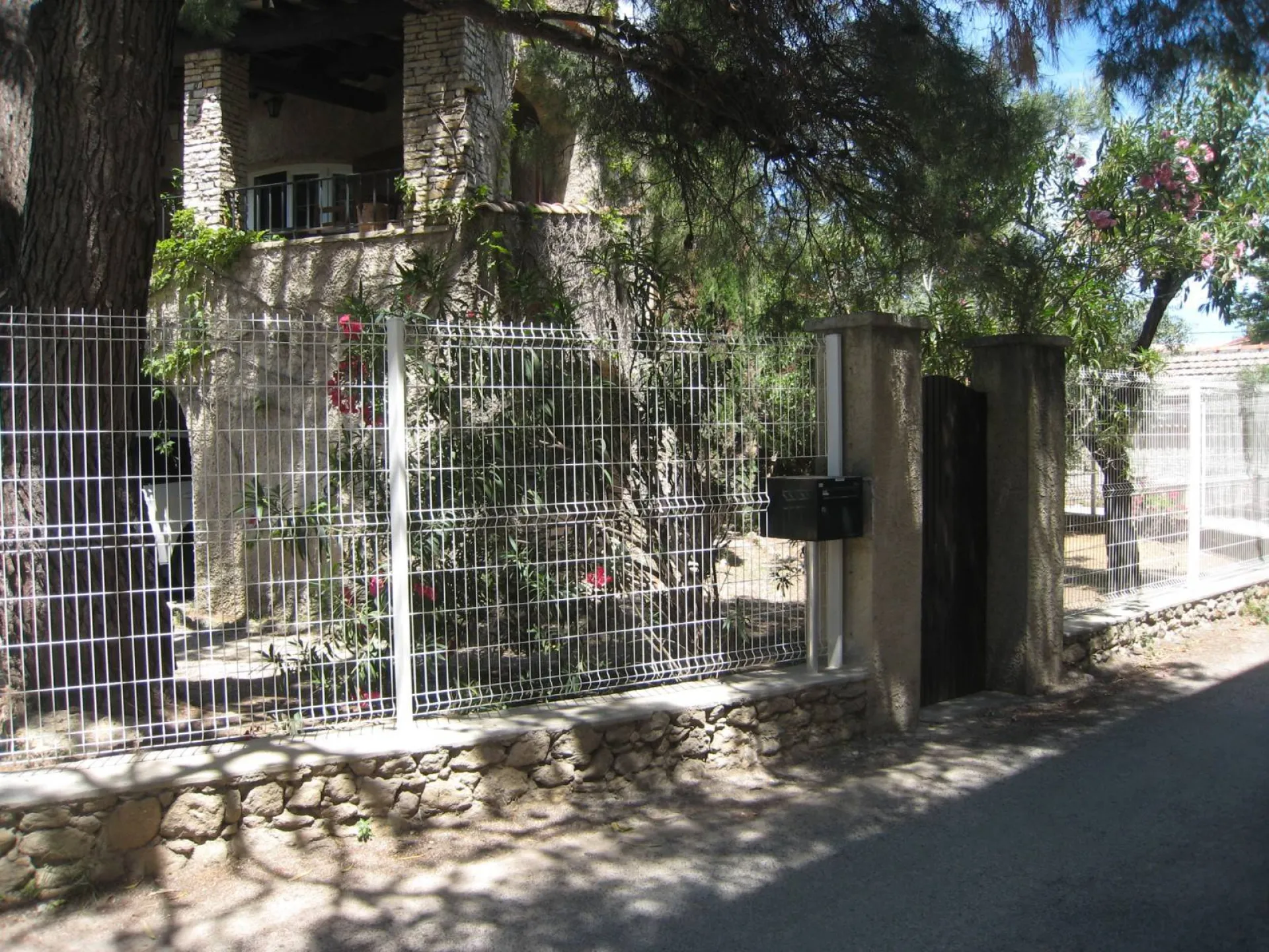 Pose d'une clôture haut de gamme en panneaux rigides sur un muret à Ventebren